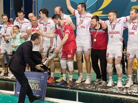 Волейболистите на "Нефтохимик" смазаха "Хебър" и за трети пореден път са шампиони на България