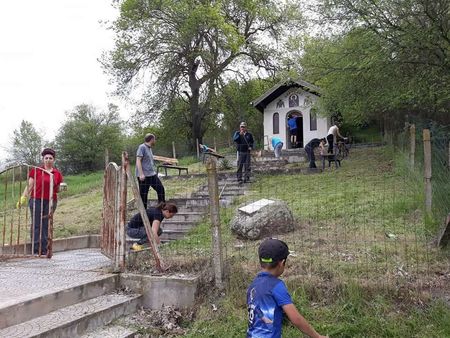 За пример! Доброволци запретнаха ръкави и преобразиха параклиса в село Маринка