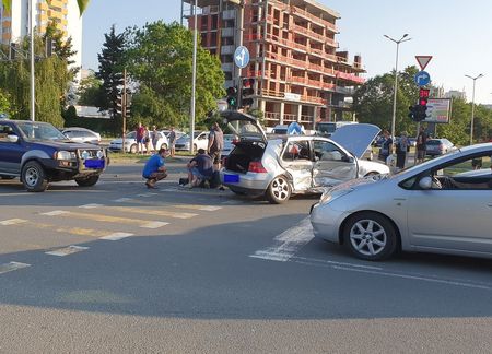 Голф и астра се размазаха на ул. "Транспортна" в Бургас