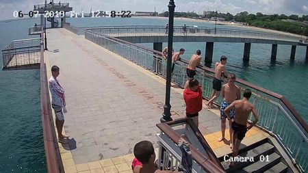 Бургаски тийнейджъри нападнаха видеокамерата на Моста, за да скачат необезпокоявани