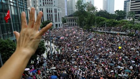 Туризмът в Хонконг се срива с 40% през август на фона на продължаващите протести