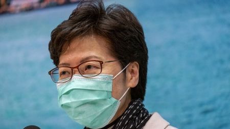 Хонконг почти затваря границата си с Китай заради коронавируса