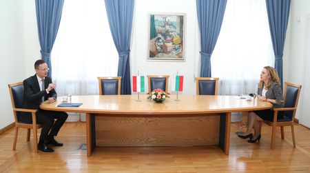Вицепремиерът Николова се срещна с министъра на външните работи и търговията на Унгария Петер Сиярто