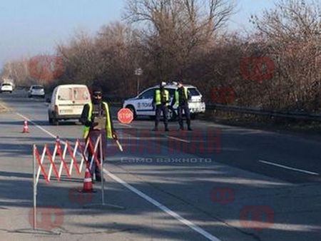 Бургазлии търсят абсурдни обяснения, за да напуснат града, на КПП-ата ги връщат