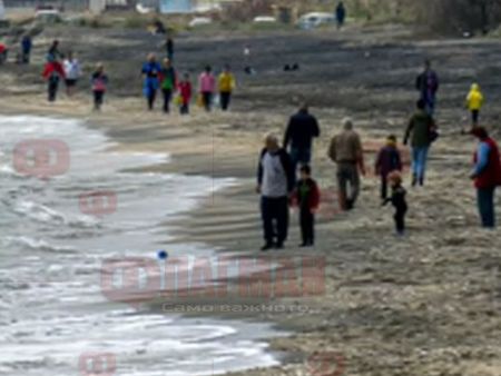 Плажът в Бургас се пълни с хора без маски