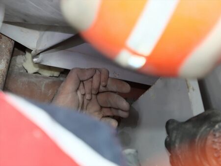 Две ръчички, които се появиха под руините, разплакаха света: Айда е спасена 91 часа след труса в Измир