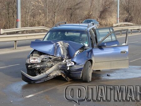 Водач на Опел предизвика меле на пътя Руен-Айтос, заби се в Рено