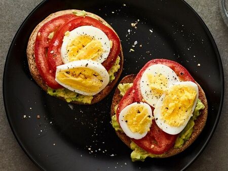 Перфектната закуска: Сандвичи с паста от авокадо, домати и яйце