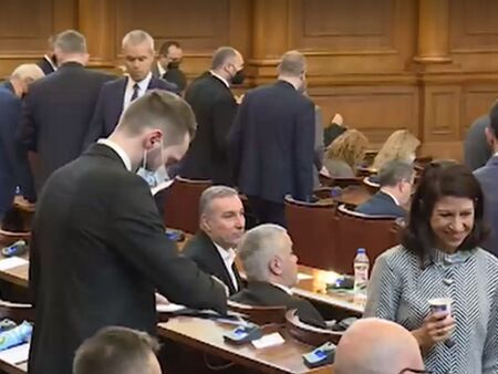 Асен Василев и Корнелия Нинова отиват в парламента, ще отговарят на депутатски въпроси