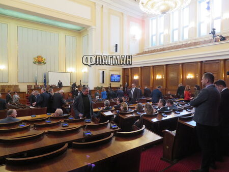 Блиц контрол на Кирил Петков и заместниците му в парламента (ВИДЕО)