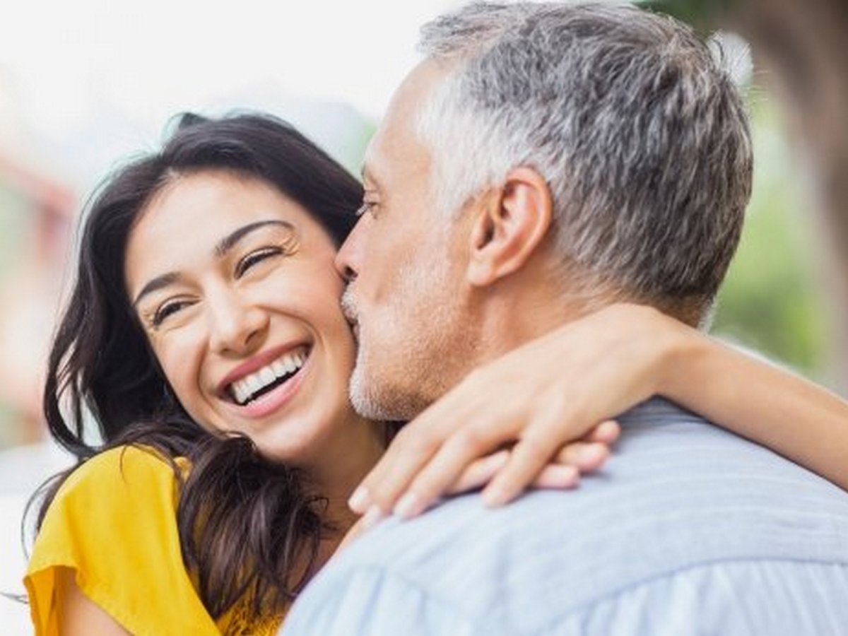 Dating content. Middle aged man and woman. Женщина 40 целует женщину. A woman Kisses an old man.