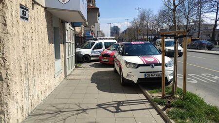 Безобразно паркиране и на бул."Демокрация" в Бургас