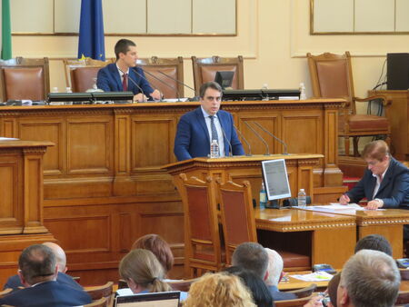 Асен Василев скандализира депутатите с „да го духат бедните“ - това било философия на ГЕРБ