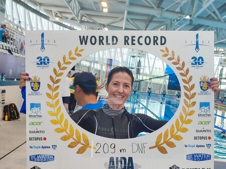 Световен рекорд по свободно плуване в Бургас, Юлия Козерска с впечатляващо представяне