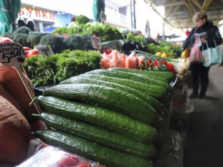 Удар по джоба ни в разгара на лятото: Краставиците поскъпват с 12 %, доматите - с 8 %, скача цената и на олиото