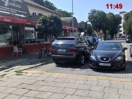Двете коли паркирани фрапантно буквално на самия площад Тройката Така
