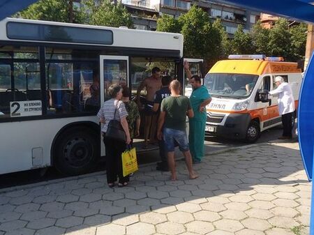 Автобус на градския транспорт помете 10 човека на спирка в София