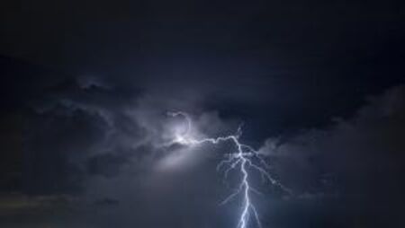 През нощта: Значителни валежи с гръмотевици и градушки