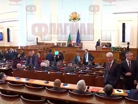 Извънредно заседание на парламента заради антибългарската истерия в Скопие, изслушват