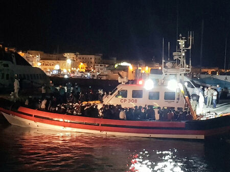 Корабите на НПО-ата, спасили мигранти, са задължени веднага да се