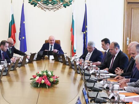 НАП и „Български пощи“ водят съдебен спор за ДДС, става ясно от стенограмата от първото заседание на служебния кабинет