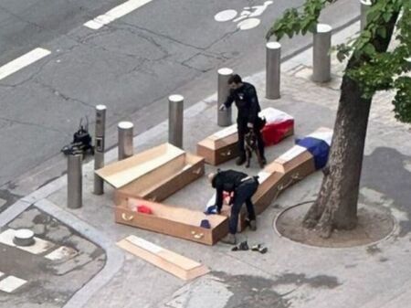 Българин стовари пет ковчега в центъра на Париж, прибра 120 евро за акцията