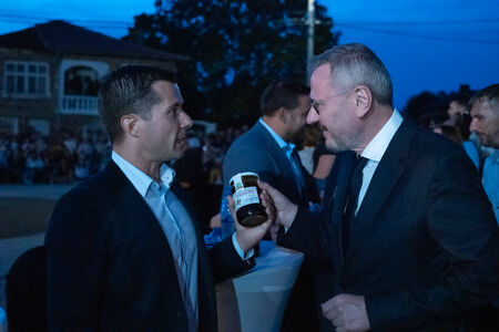 Кметът на Царево Марин Киров с подарък към гостите си - манов мед от Странджа