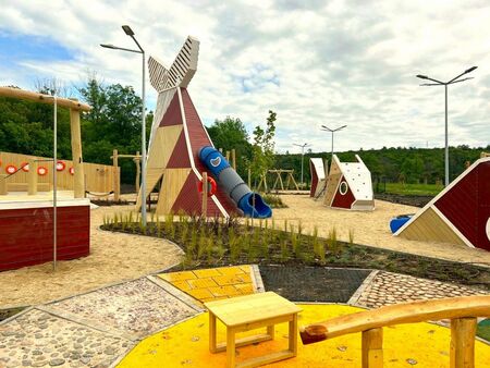 Сега там има алейна мрежа, паркова мебел, озеленяване, интересни детски съоръжения за игра, осигурена достъпна среда