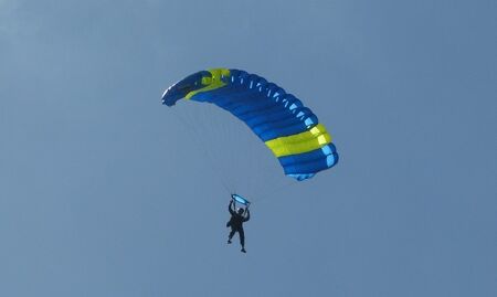 Инструктор по парашутизъм със счупвания при приземяване