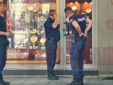 При опита за грабеж в златарския магазин "Весимир" бе простреляна служителка
