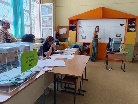 Избирателната активност в Бургаско към 16 ч.: Едва 19 % отидоха до урните, в Руен са първенци
