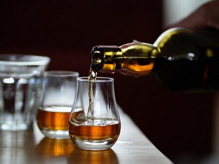Българин изуми света – хвърли 265 000 лева за бутилка уиски