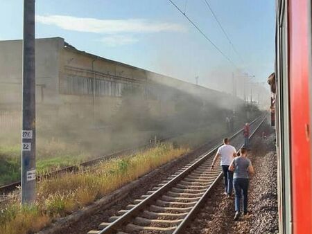 Извънредно! Пламна влак на гара „Владимир Павлов“ в Бургас, евакуираха пътниците