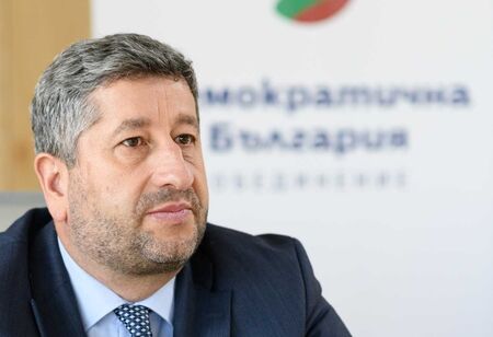 Хвърлилият оставка Христо Иванов не се отказва да е депутат, въпреки заканите
