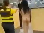 Разярена пътничка се съблече и мина гола през летище