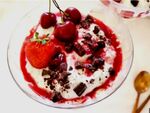 Рецепта за млечен крем с череши и ягоди