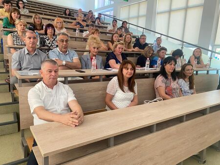 На юбилейна научна конференция в Университет „Проф. д-р Асен Златаров“ се  представиха доклади от български и чуждестранни учени