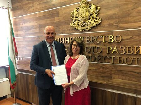 Кметът на Поморие Иван Алексиев подписа споразумение с МРРБ за основен ремонт на улиците в центъра на града