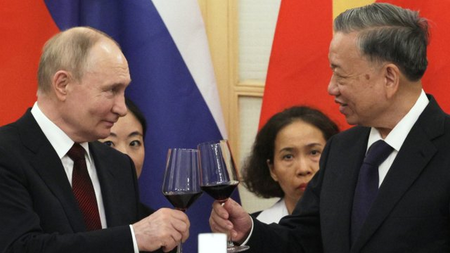 Путин сключи сделки във Виетнам в стремеж да компенсира нарастващата изолация на Русия