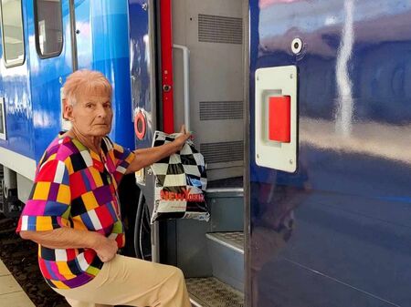 Част от Европа ли? 40-годишният нов влак идва до Бургас за 6 часа, министър го хвали