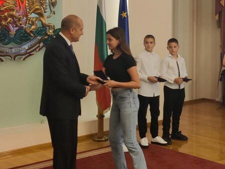 Президентът Радев награди ученичка от ОУ "Г. Бенковски", вижте защо