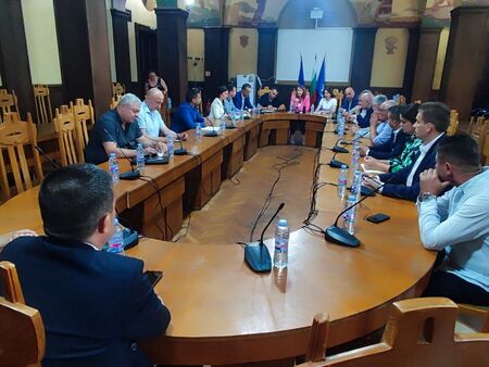 Областният управител на Бургас събра кметовете с новите депутати, връчиха им дебела папка с проблеми за решаване