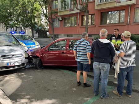 Катастрофа в центъра на Бургас – пежо се заби в спрял автомобил