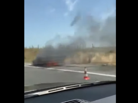 Шофьорът успял да се измъкне преди пламъците да обхванат цялата