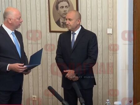 Желязков получи мандата за съставяне на кабинет и предложи Любен Дилов за министър (НА ЖИВО)
