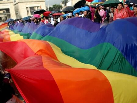 Вижте къде уволняват министри заради разрешение за гей-парад