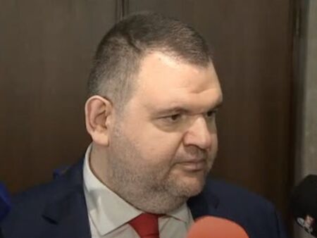 Пеевски се опълчи на Доган за правителството на ГЕРБ