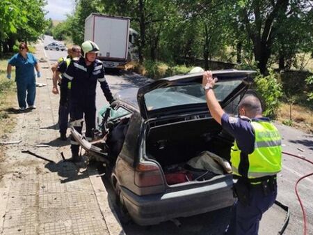 Тежка катастрофа край Пазарджик, мъж е заклещен в кола