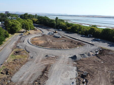 Напредва изграждането на новото кръгово до хотел "Фаворит" в Бургас, вижте кога ще е готово