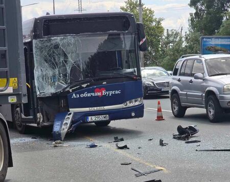 Инцидентът стана на бул Тодор Александров ТИР блъсна автобус на